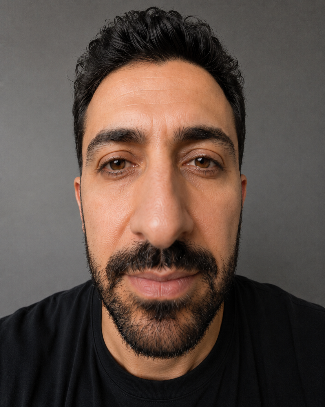 1x wide lens, held at arm's length — the nose swells, the ears vanish. This is every selfie you've ever taken.